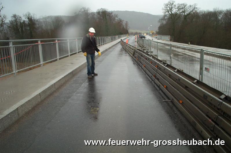 sturm 01-03-08 104.jpg - Der Sturm hat den Fahrbahnteiler so stark verschoben das kein Fahrzeug mehr die Brücke passieren konnte.